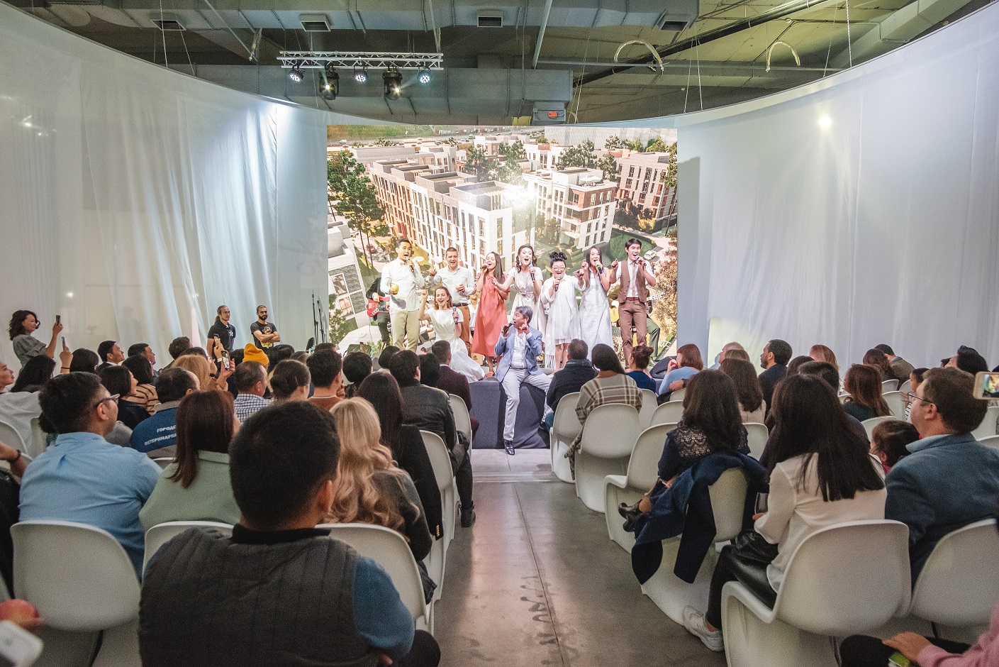 ARTиШОК театры Алматыда «Гүлденген қаладағы өмір» спектаклін қойды