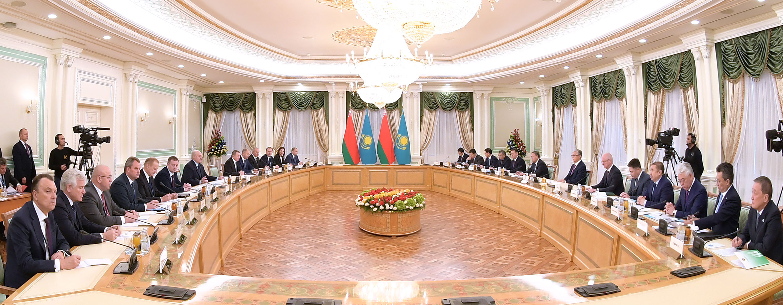 Қасым-Жомарт Тоқаев пен Александр Лукашенко кеңейтілген құрамда келіссөздер жүргізді