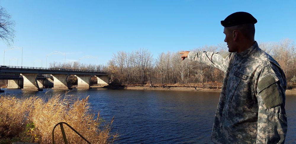 Оралда полиция қызметкері суицид жасамақ болған қызды құтқарды