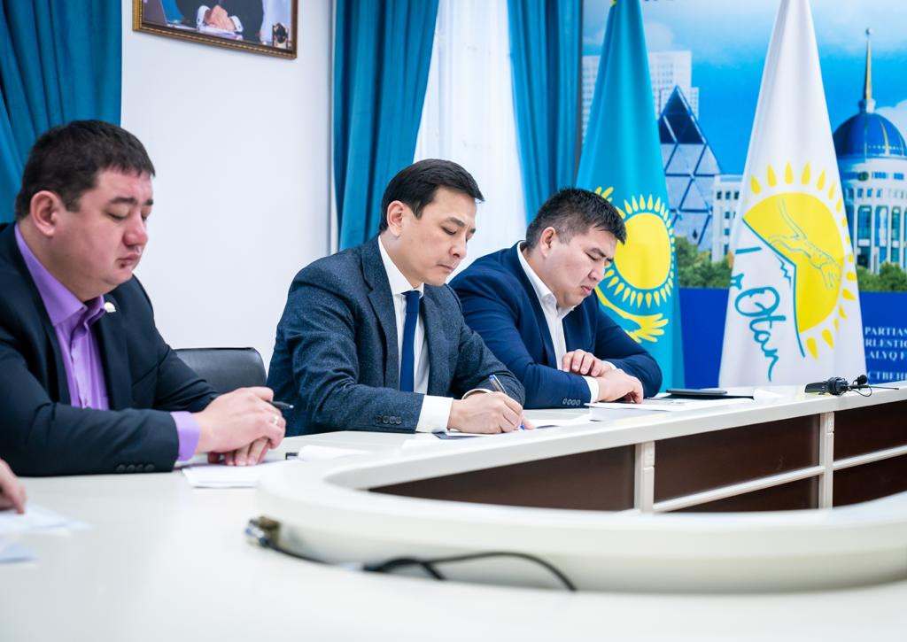 А. Көлгінов «Nur Otan» партиясына қабылдауға жазылған азаматтармен кездесті