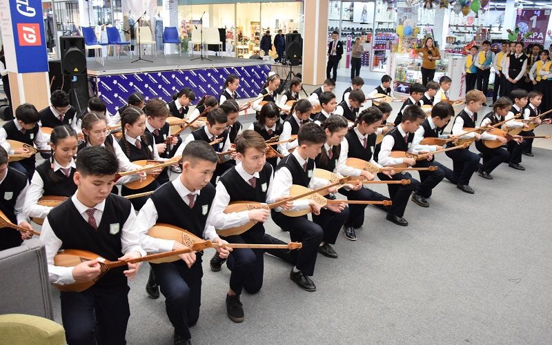 Қостанайда 138 оқушы Құрманғазының күйлерін орындады  