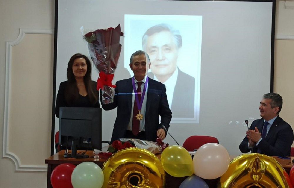 Болат Хабижанұлы «Алтын дәрігер» медалімен марапатталды