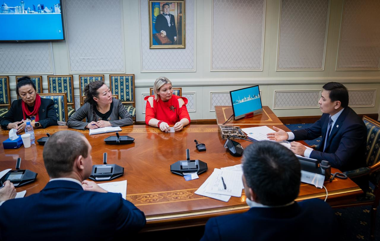 Елорда әкімі Алтай Көлгінов қабылдауға жазылған азаматтармен кездесті