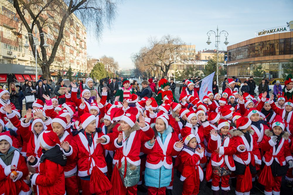 Алматыда алғаш рет Аяз балалардың шеруі өтті