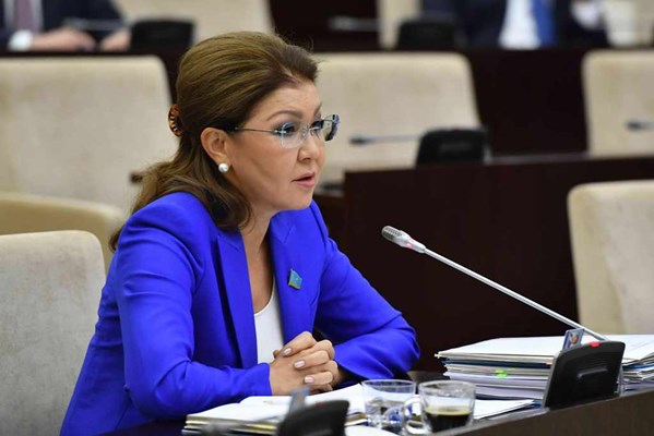 Дариға Назарбаева парламенттік журналистерді келе жатқан Жаңа жылмен құттықтады