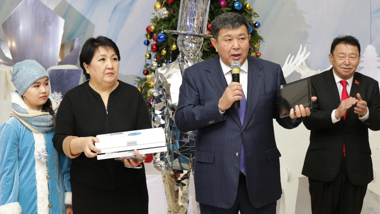 Махамбет Досмұхамбетов атыраулық балаларды жаңа жылмен құттықтады