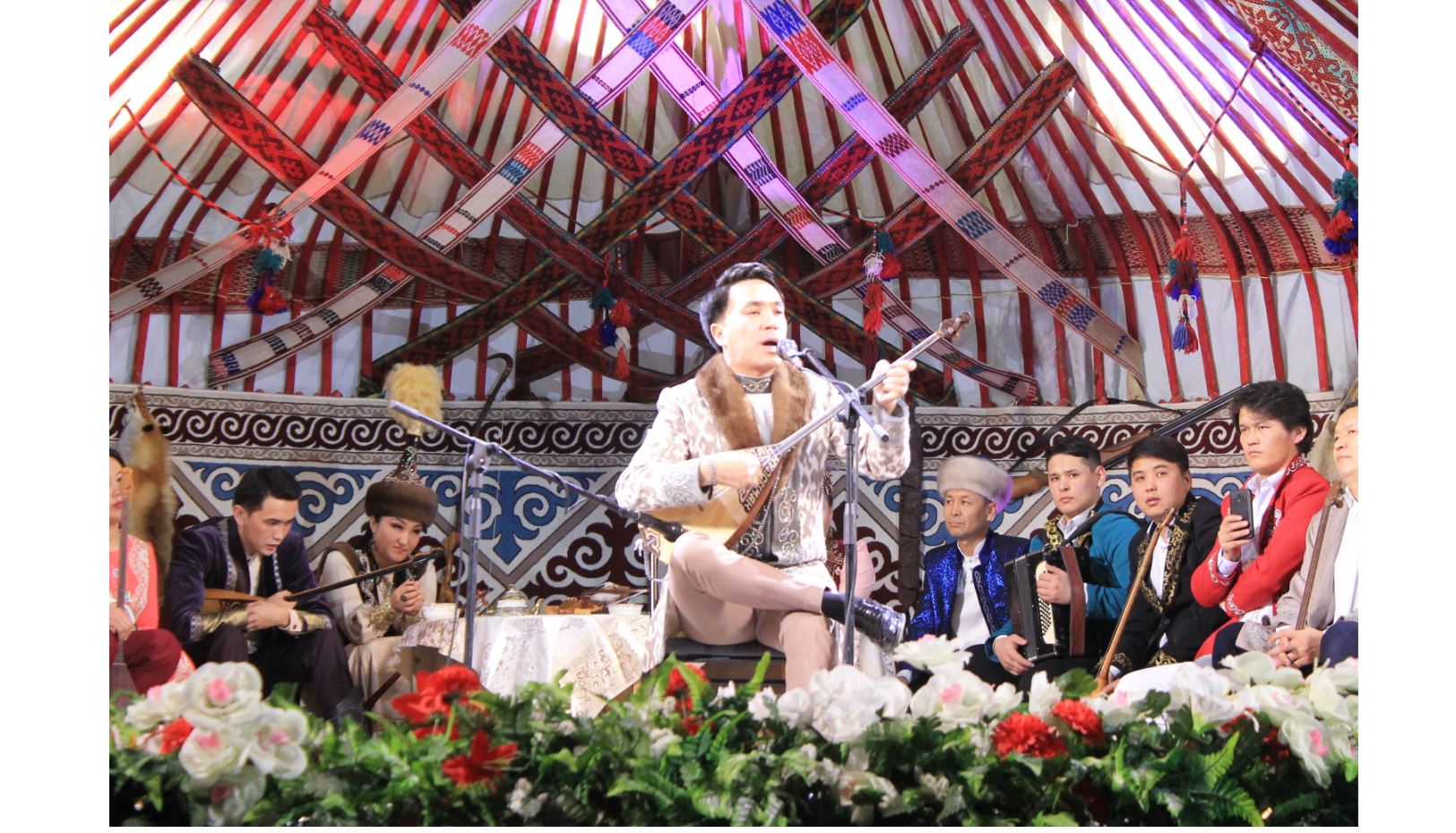 Ән әуелеп, жыр төгіліп...