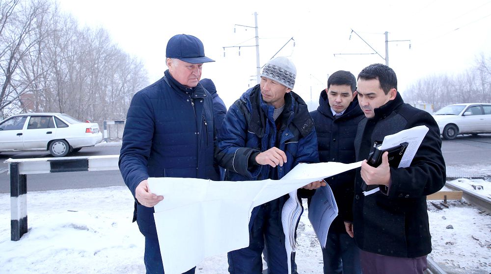 В. Волков Шамалған станциясындағы жаяу жүргіншілер көпірінің құрылысын тексерді