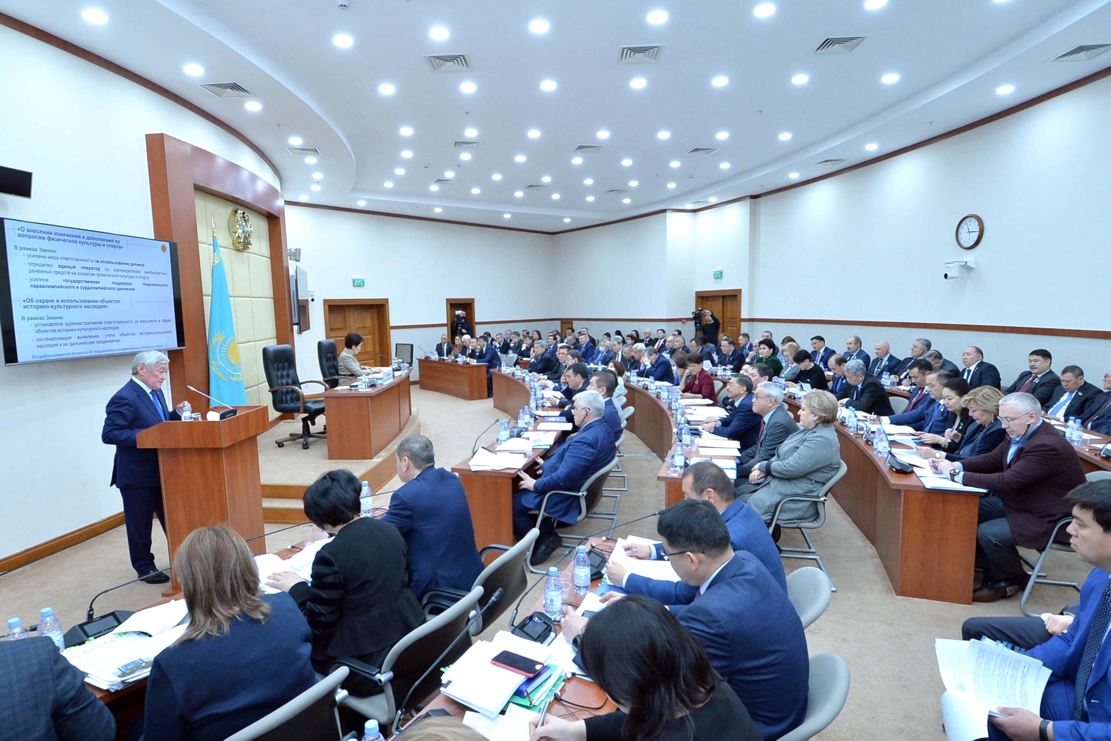 Мәжіліс депутаттары сайлаушылардың өтініш-тілектерін Үкімет мүшелеріне жеткізді