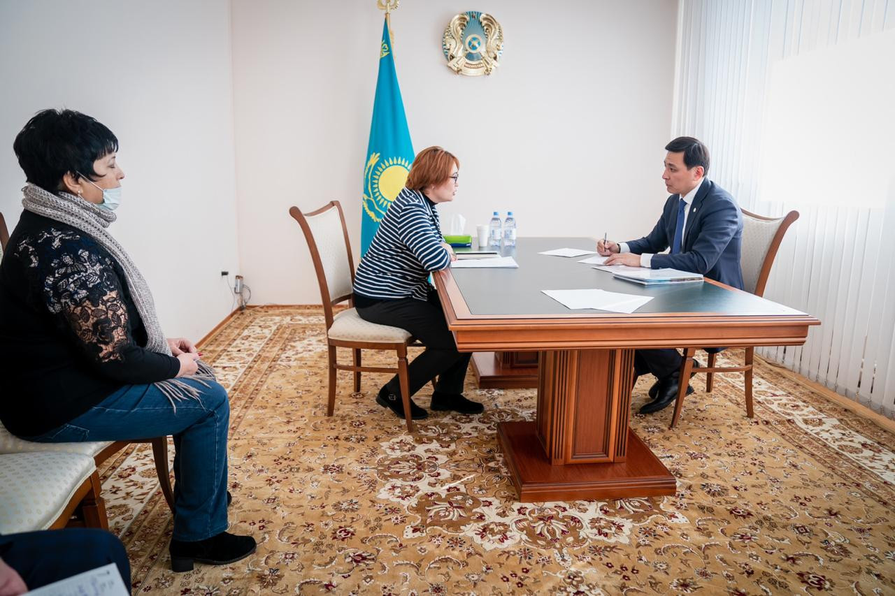 Елорда әкімі есеп беру кездесуіне келген қала тұрғындарын қабылдады