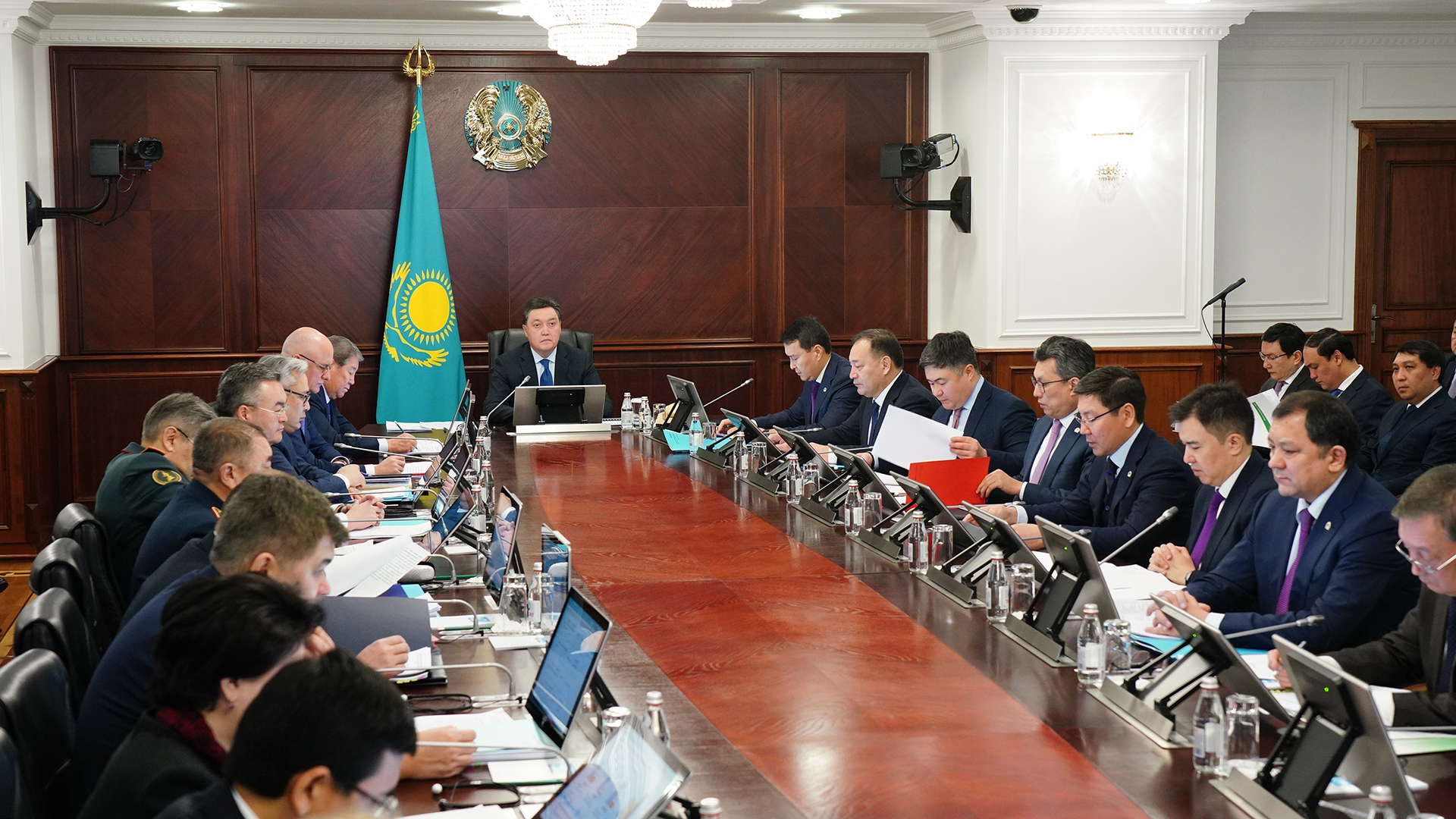 Үкімет: Басым емес шығыстар 128,6 млрд теңгеге қысқартылады