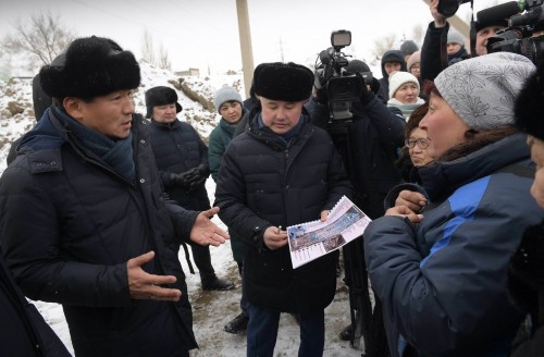 Бауыржан Байбек жылусыз отырған тұрғындармен жолықты