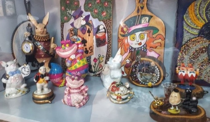 Алиса – Арқа төсінде