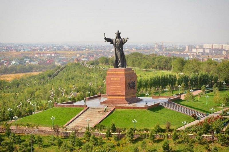 Шымкентке келген туристерге еріктілер жол бастайды