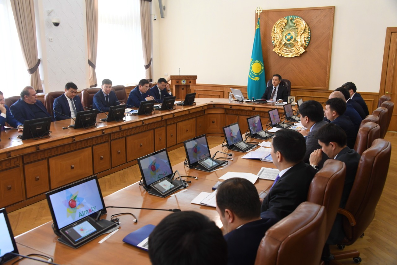 Алматы әкімі құрылысшылармен кездесті