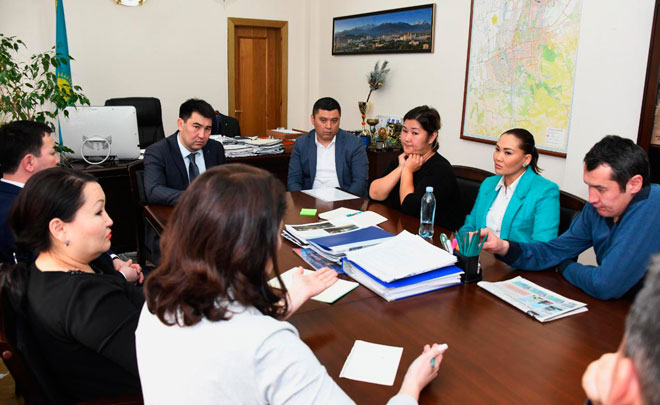 Алматыда Спорт басқармасының басшысы жас хоккейшілердің ата-аналарымен кездесті