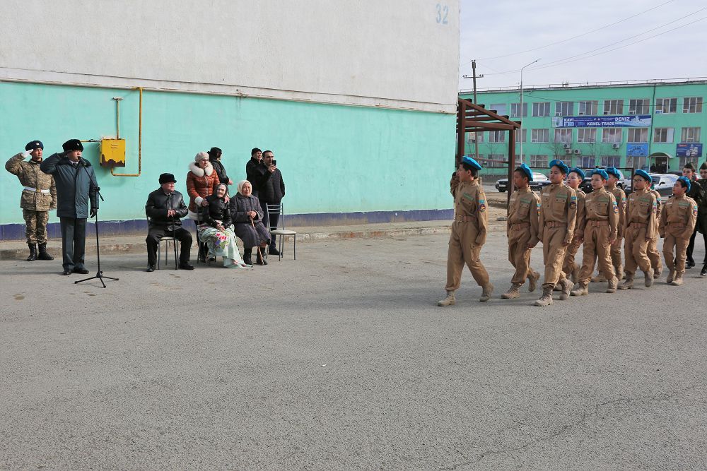 Әскери қызметшілер соғыс ардагерінің туған күніне арналған шеру өткізді