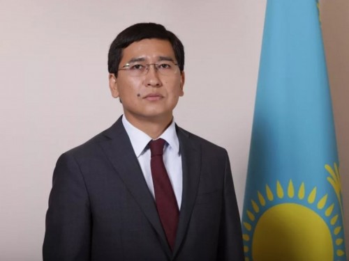 Еліміздің бас мұғалімі нәзік жанды әріптестерін мерекемен құттықтады