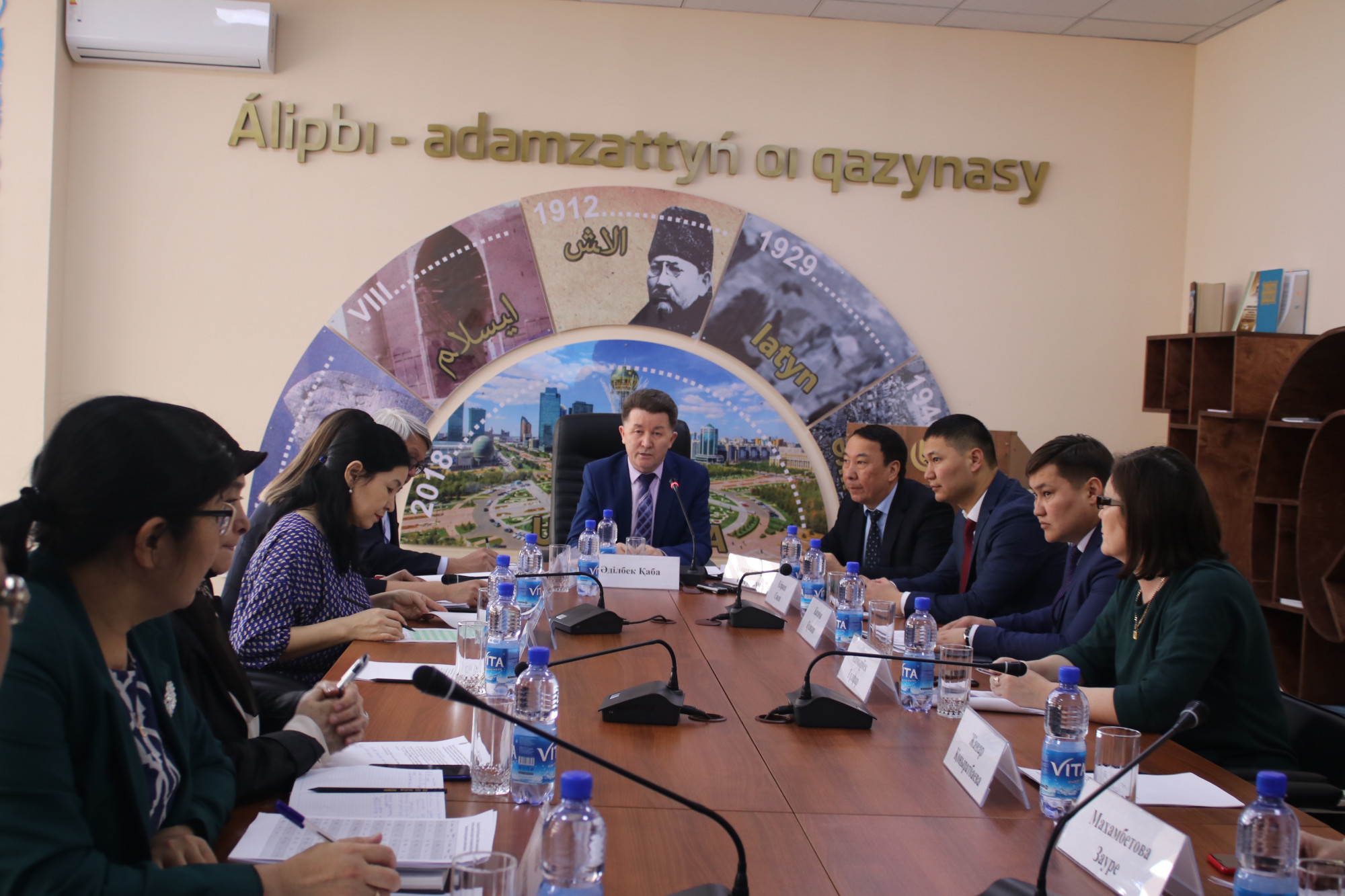 Нұр-Сұлтанда қазақ тілінің латын графикасы негізіндегі әліпбиі талқыланды