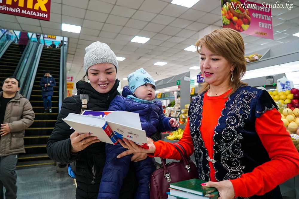 Базарға барып ән салды