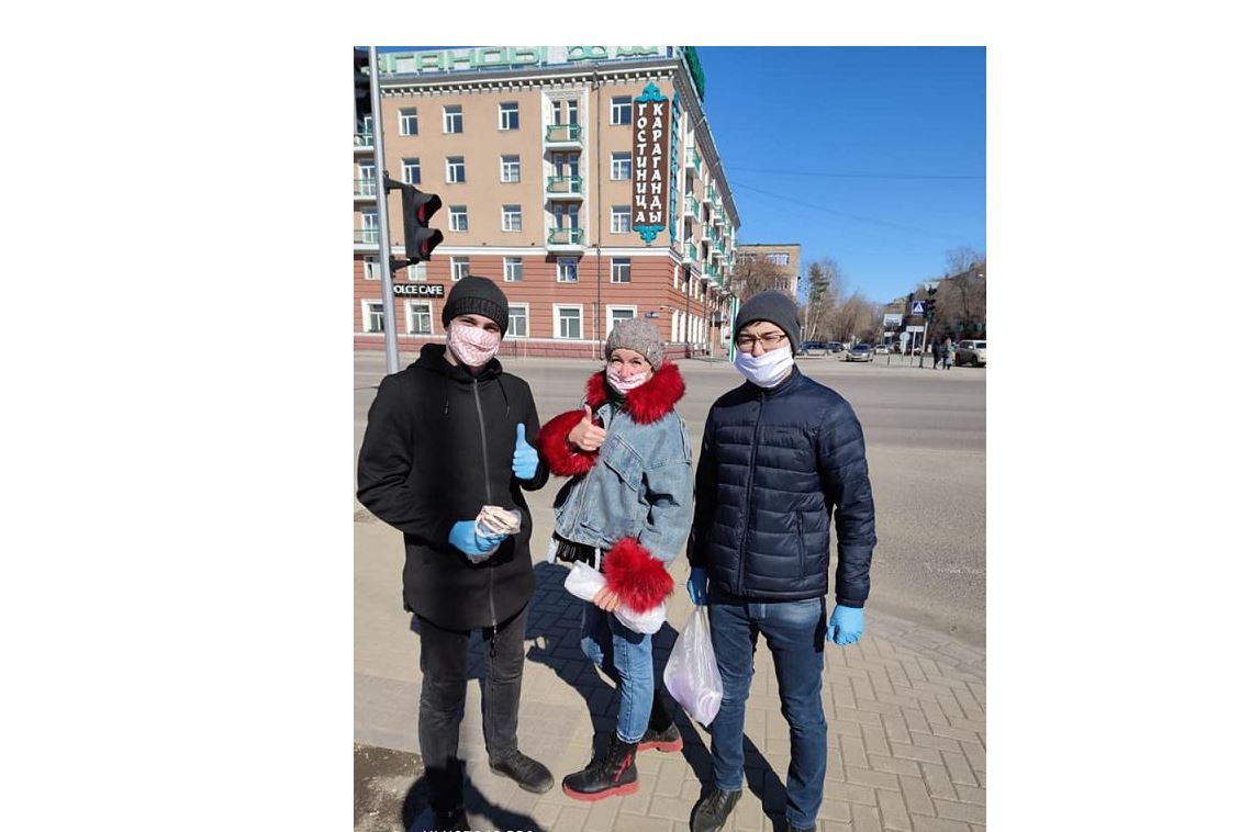 Қарағанды ҚХА жастары қоғамдық көлік жүргізушілеріне сақтық құралдарын таратты