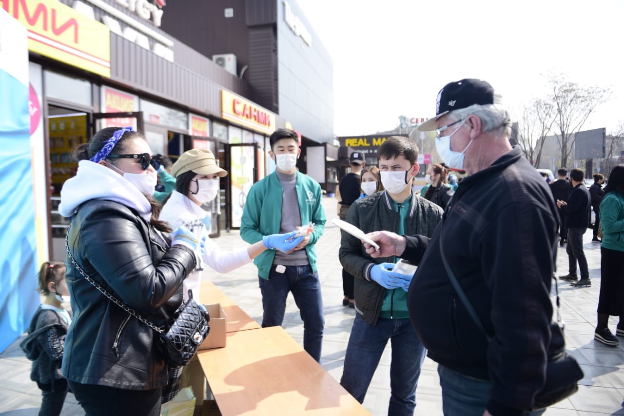 Шымкентте 20 мың бетперде тегін таратылды