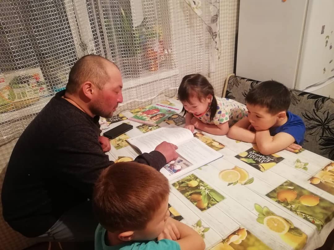 «Әкелер ертегі оқиды» акциясы басталды