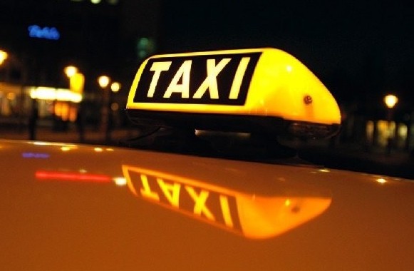 Алматы: Такси көлігінде жүргізушімен қосқанда екі адамнан артық жолаушы болмауы керек