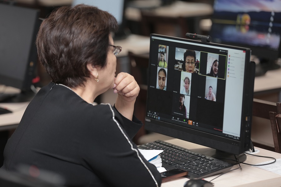 Қыздар университеті мектеп мұғалімдеріне көмек көрсетіп жатыр