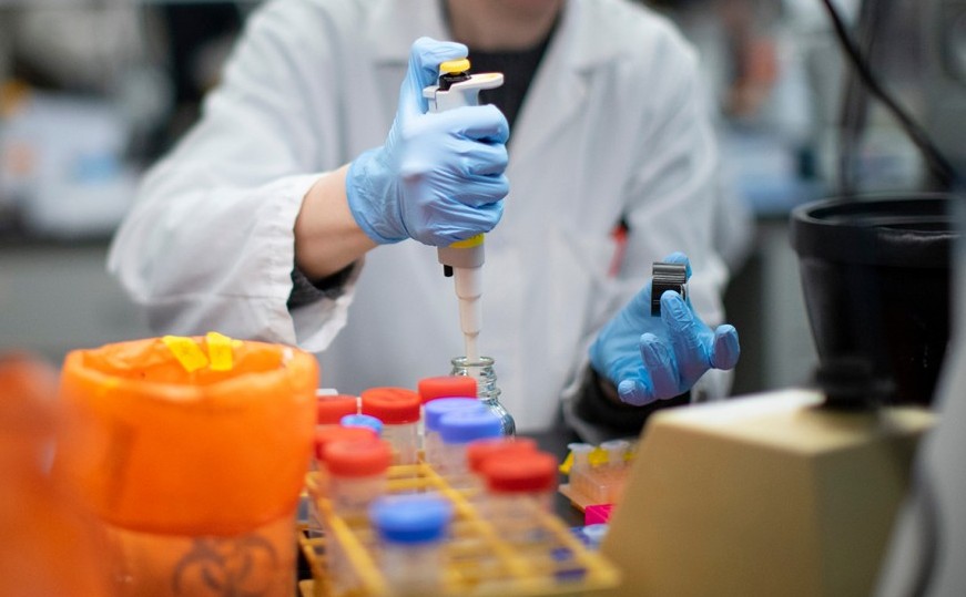 Ұлыбританияда тағы 8 681 адам коронавирус жұқтырған