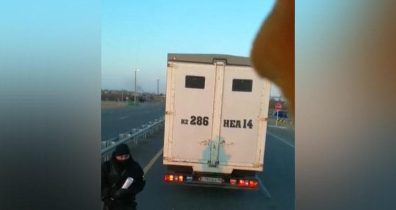 Көлік жүргізушісінен «қайыр сұраған» арнайы жасақ қызметкері жұмыстан босатылды