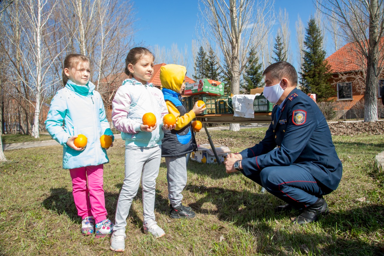 Біз біргеміз: Сақшылар мұқтаж жандарға азық-түлік жеткізіп берді