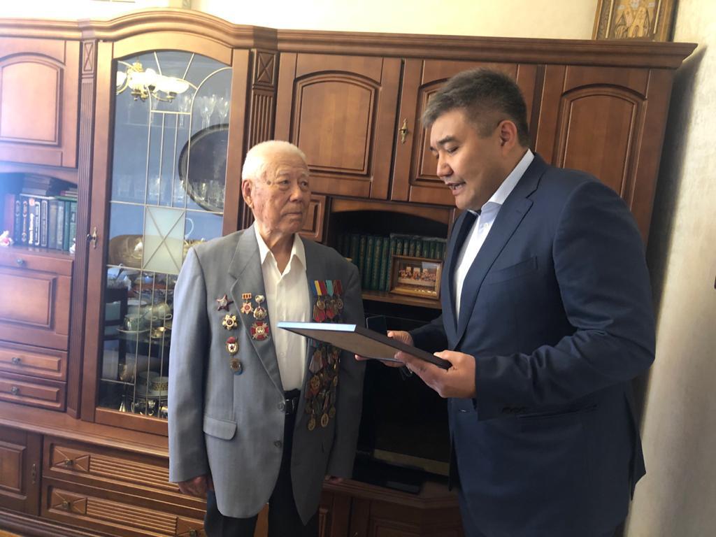 Қазақстанның Украинадағы Елшісі соғыс ардагерін Жеңістің 75 жылдығымен құттықтады