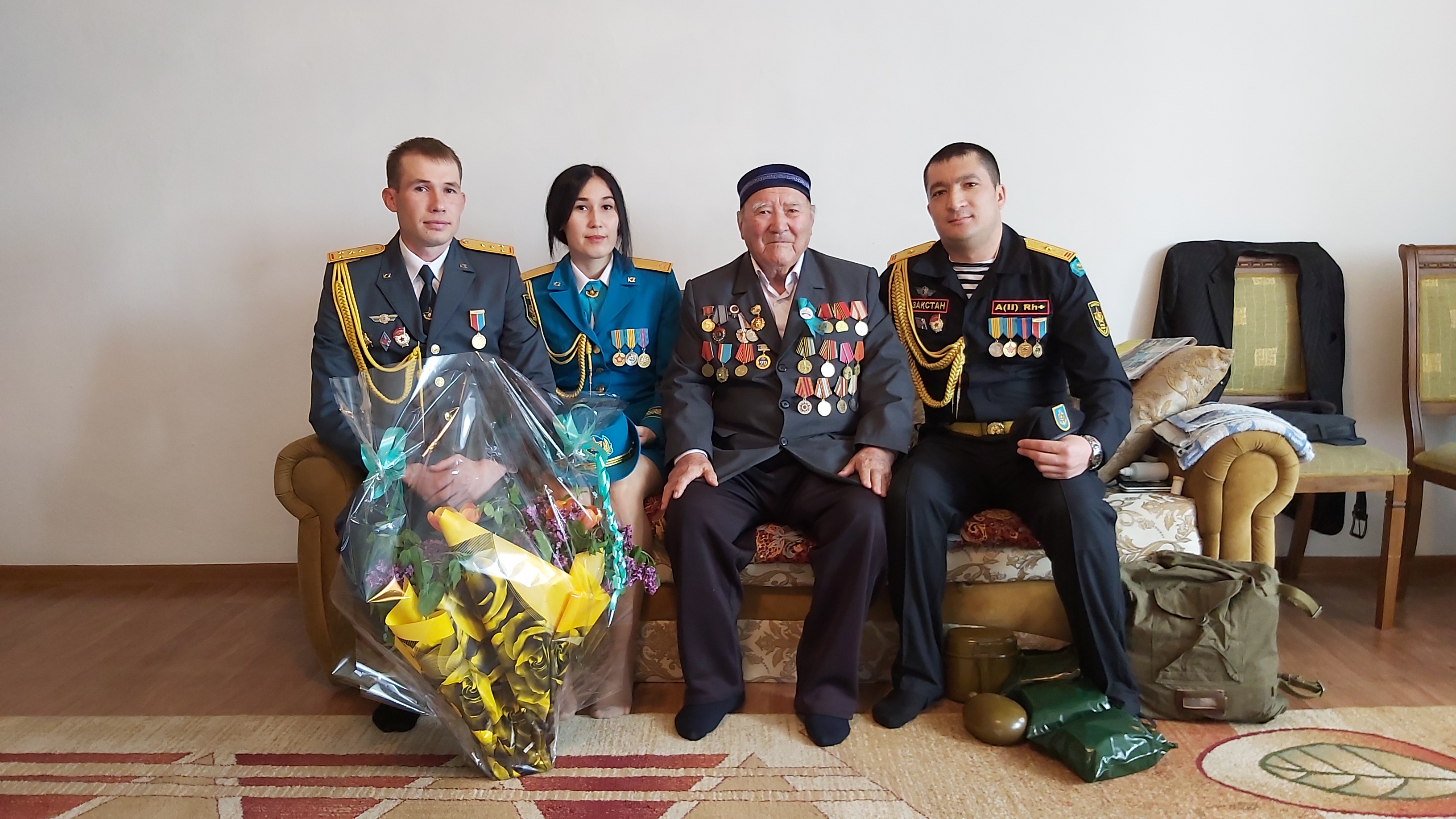 Атырау:  Әскери қызметшілер майдангерлердің үйіне барды