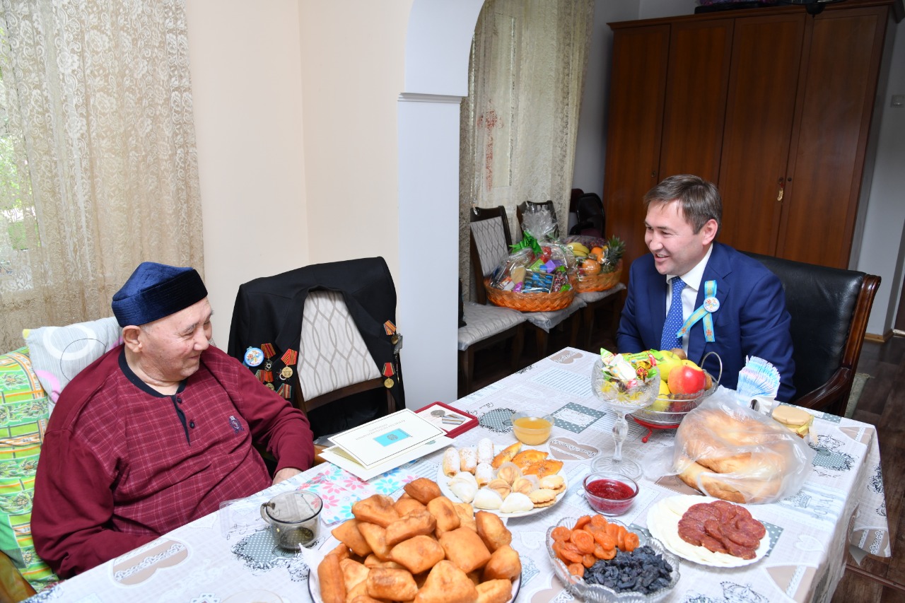 Шымкент қаласының әкімі соғыс ардагерін құттықтады