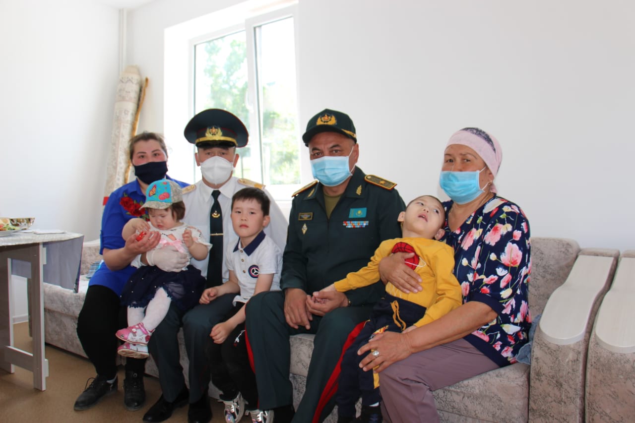 Аягөз гарнизонының әскери қызметшілері өз пәтерлеріне қоныстанды