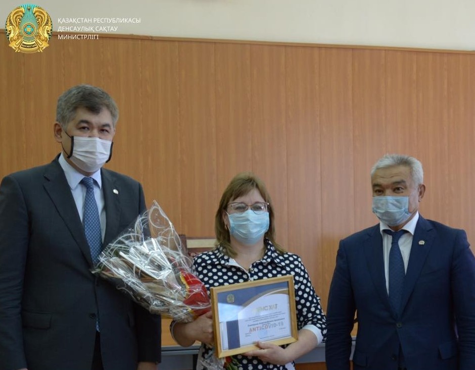 Елжан Біртанов Семейде дәрігерлерді марапаттады