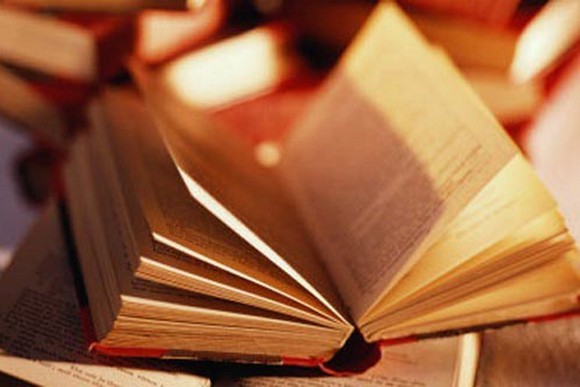 Зағип жандарға кітап оқып берді