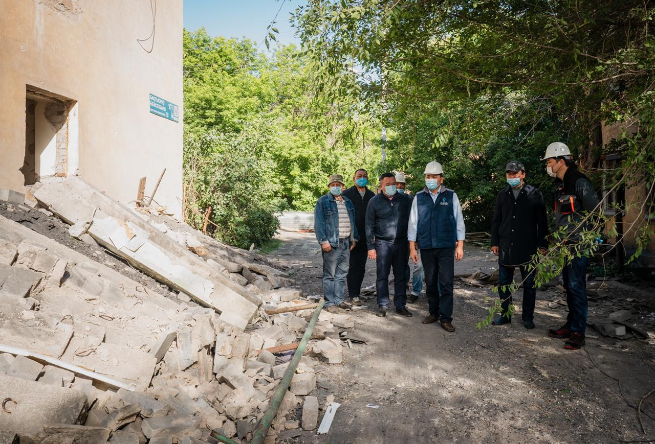 Нұр-Сұлтанда апаттық жағдайдағы үйлер күреле басталды