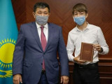 Атырау: Әкім түлектерге «Абайдың қара сөздері» кітабын сыйлады