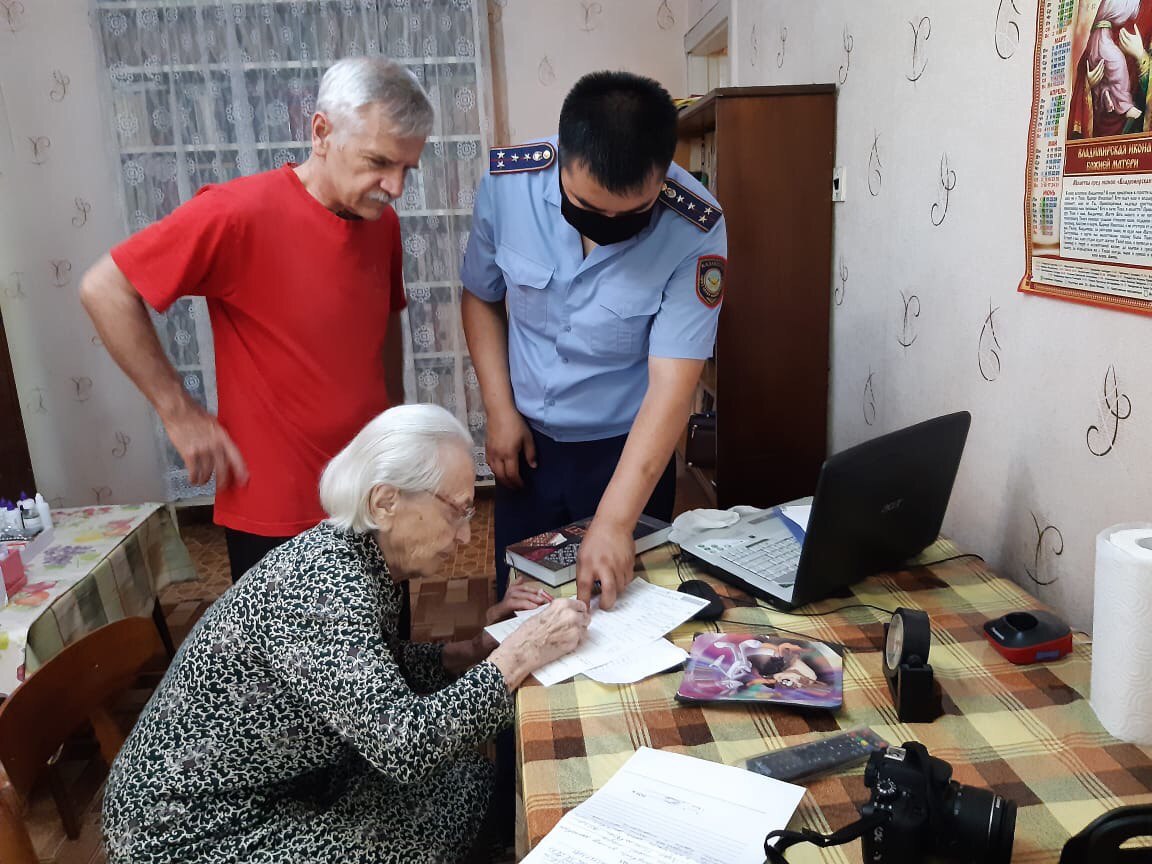 Ардагерлердің жеке куәліктерін қайта рәсімдеуге көмектесуде