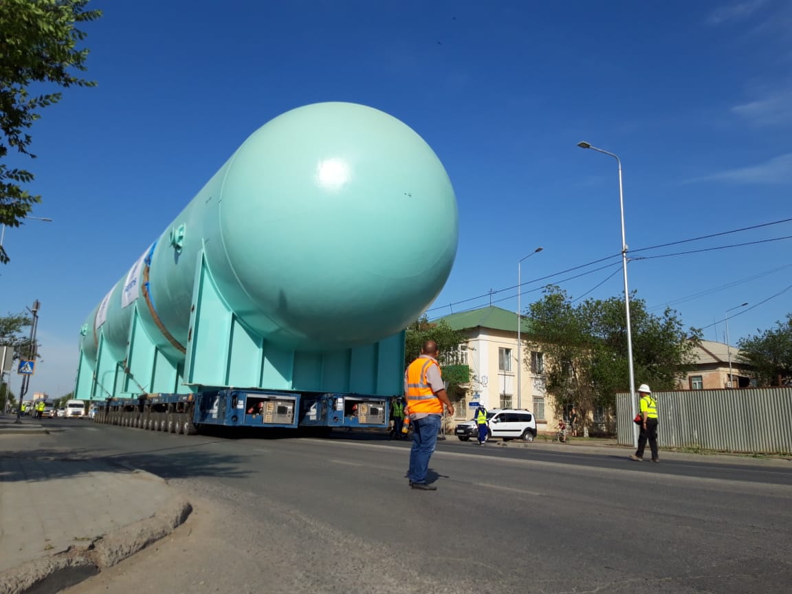 Атырау көшелерімен ауыр жүкті алып өтті