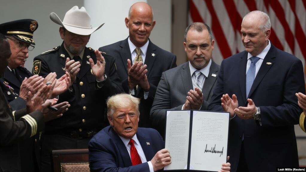 АҚШ президенті полицияны реформалау туралы жарлыққа қол қойды