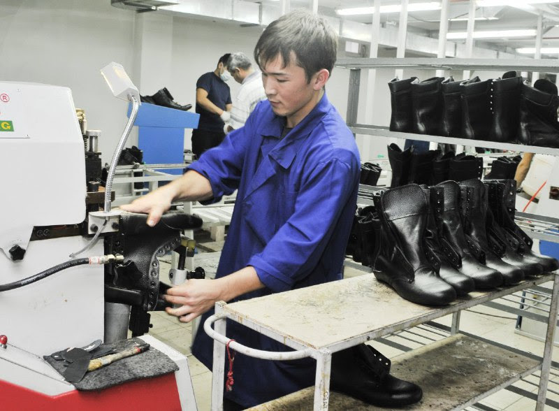 "Қазлегпром-Алматы" кәсіпорны тігін және аяқ киім өндірісі мамандарын даярлайды