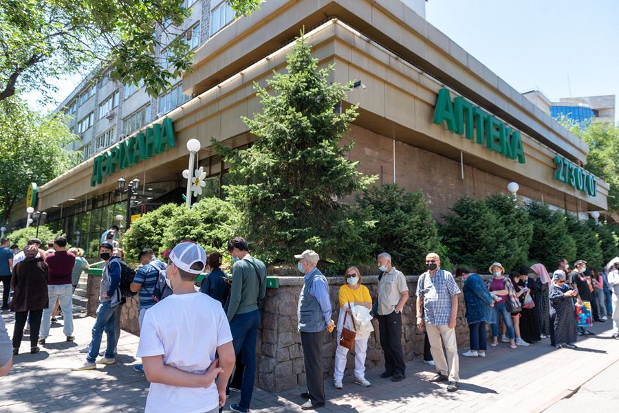 Дәріхана алдындағы дүрбелең (Дертіне дауа іздегендер дәрі-дәрмек таппай жүр)