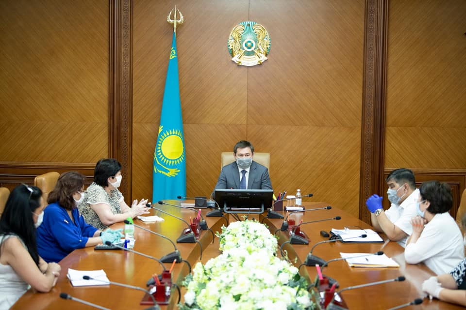 Мұрат Әйтенов фарм компания басшыларымен кездесті