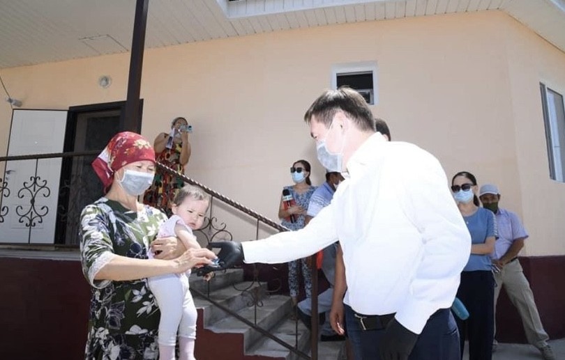 Шымкентте тасқыннан зардап шеккен бес отбасыға үй берілді