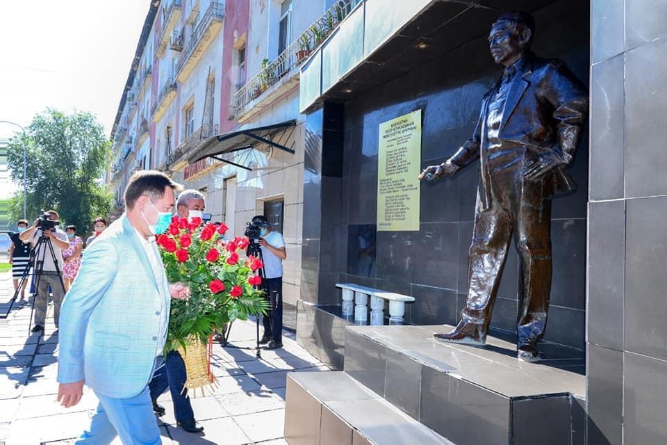 Шымкентте Шәмші Қалдаяқовтың ескерткішіне гүл шоқтары қойылды