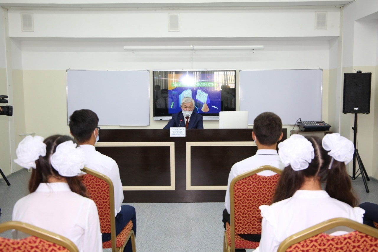 Жамбыл облысының әкімі оқушыларға сабақ өткізді