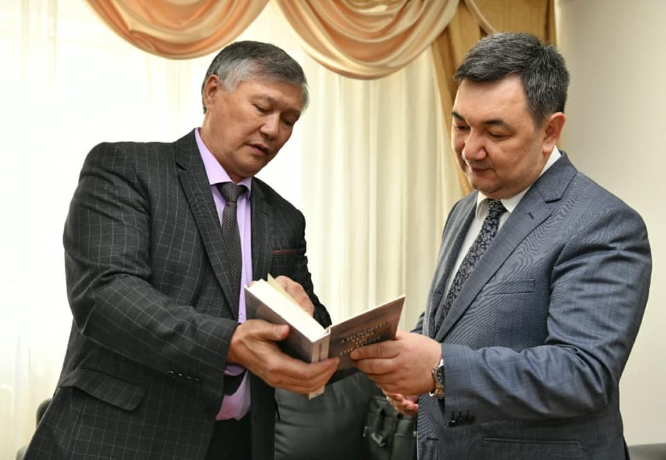 "Манас" дастаны қазақ тілінде жарық көрді